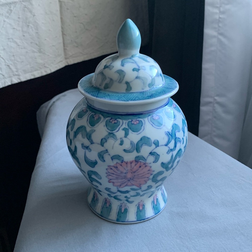 Antique Chinese Blue & White Famille  Verte Porcelain Floral Jar w/ Lid 8 1/4”
